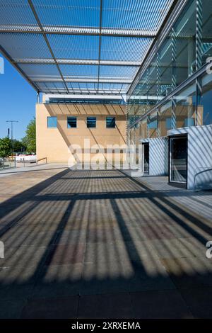 Questo è il cortile d'ingresso della Saad Business School di Oxford. Oxford Sad (o SBS) è la scuola di economia dell'Università di Oxford. Fondata nel 2001, è molto più recente della maggior parte dei college di Oxford, molti dei quali risalgono al medioevo o ai tempi dei Tudor. Foto Stock