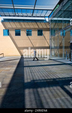 Questo è il cortile d'ingresso della Saad Business School di Oxford. Oxford Sad (o SBS) è la scuola di economia dell'Università di Oxford. Fondata nel 2001, è molto più recente della maggior parte dei college di Oxford, molti dei quali risalgono al medioevo o ai tempi dei Tudor. Foto Stock