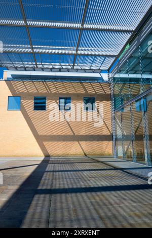 Questo è il cortile d'ingresso della Saad Business School di Oxford. Oxford Sad (o SBS) è la scuola di economia dell'Università di Oxford. Fondata nel 2001, è molto più recente della maggior parte dei college di Oxford, molti dei quali risalgono al medioevo o ai tempi dei Tudor. Foto Stock