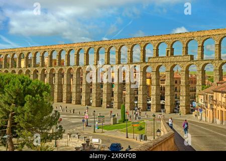 Alcuni dei 167 archi dell'acquedotto romano attraversano Plaza Azoguejo a Segovia nella regione spagnola di Castiglia e León. Foto Stock