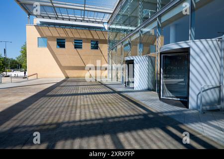 Questo è il cortile d'ingresso della Saad Business School di Oxford. Oxford Sad (o SBS) è la scuola di economia dell'Università di Oxford. Fondata nel 2001, è molto più recente della maggior parte dei college di Oxford, molti dei quali risalgono al medioevo o ai tempi dei Tudor. Foto Stock