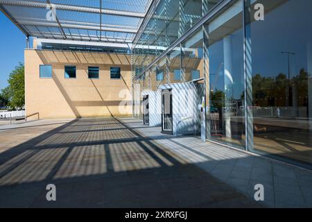 Questo è il cortile d'ingresso della Saad Business School di Oxford. Oxford Sad (o SBS) è la scuola di economia dell'Università di Oxford. Fondata nel 2001, è molto più recente della maggior parte dei college di Oxford, molti dei quali risalgono al medioevo o ai tempi dei Tudor. Foto Stock