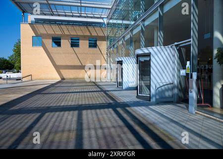 Questo è il cortile d'ingresso della Saad Business School di Oxford. Oxford Sad (o SBS) è la scuola di economia dell'Università di Oxford. Fondata nel 2001, è molto più recente della maggior parte dei college di Oxford, molti dei quali risalgono al medioevo o ai tempi dei Tudor. Foto Stock