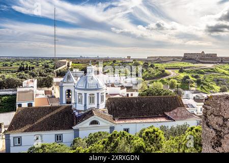 Vista dal castello di Castro Marim nel villaggio di Castro Marim in Algarve, Portogallo. Foto Stock