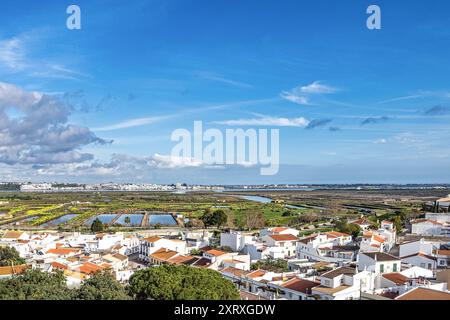 Vista dal castello di Castro Marim nel villaggio di Castro Marim in Algarve, Portogallo. Foto Stock