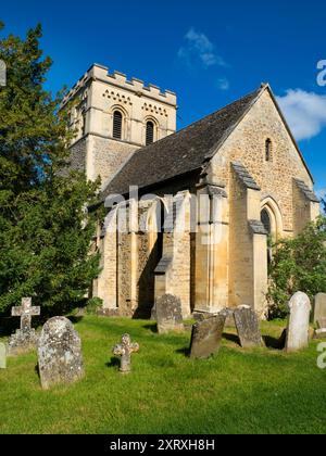 La splendida chiesa normanna di Santa Maria Vergine in stile romanico si trova nel villaggio di Iffley, a sud di Oxford. Fu costruito intorno al 1160 d.C. dalla famiglia St Remy. L'estremità orientale del primo gotico fu estesa intorno al 1230, quando una cella fu costruita sul lato sud per l'ancora (eremita) Annora. Come ci si aspetta da un edificio di tale antichità, è elencato di grado I. Foto Stock