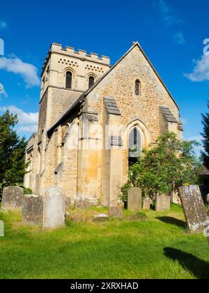 La splendida chiesa normanna di Santa Maria Vergine in stile romanico si trova nel villaggio di Iffley, a sud di Oxford. Fu costruito intorno al 1160 d.C. dalla famiglia St Remy. L'estremità orientale del primo gotico fu estesa intorno al 1230, quando una cella fu costruita sul lato sud per l'ancora (eremita) Annora. Come ci si aspetta da un edificio di tale antichità, è elencato di grado I. Foto Stock