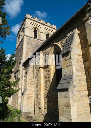 La splendida chiesa normanna di Santa Maria Vergine in stile romanico si trova nel villaggio di Iffley, a sud di Oxford. Fu costruito intorno al 1160 d.C. dalla famiglia St Remy. L'estremità orientale del primo gotico fu estesa intorno al 1230, quando una cella fu costruita sul lato sud per l'ancora (eremita) Annora. Come ci si aspetta da un edificio di tale antichità, è elencato di grado I. Foto Stock