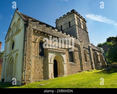 La splendida chiesa normanna di Santa Maria Vergine in stile romanico si trova nel villaggio di Iffley, a sud di Oxford. Fu costruito intorno al 1160 d.C. dalla famiglia St Remy. L'estremità orientale del primo gotico fu estesa intorno al 1230, quando una cella fu costruita sul lato sud per l'ancora (eremita) Annora. Come ci si aspetta da un edificio di tale antichità, è elencato di grado I. Foto Stock