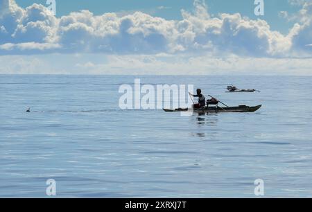 PAPUA NUOVA GUINEA, Alexishafen, oceano Pacifico, Mar di Bismarck, ex colonia tedesca Neuguinea, pescatore su piccola scala a Dinghy, barca di legno dugout / PAPUA NEUGUINEA, Pazifik, Bismarcksee, Alexishafen, Küstenfischer Foto Stock