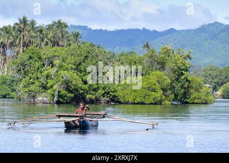 PAPUA NUOVA GUINEA, Alexishafen, oceano Pacifico, Mar di Bismarck, ex colonia tedesca Neuguinea, pescatore su piccola scala a Dinghy Dugout barca di legno / PAPUA NEUGUINEA, Pazifik, Bismarcksee, Alexishafen, Küstenfischer mit Dinghy Holzboot Foto Stock