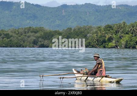 PAPUA NUOVA GUINEA, Alexishafen, oceano Pacifico, Mar di Bismarck, ex colonia tedesca Neuguinea, pescatore su piccola scala a Dinghy Dugout barca di legno / PAPUA NEUGUINEA, Pazifik, Bismarcksee, Alexishafen, Küstenfischer mit Dinghy Holzboot Foto Stock