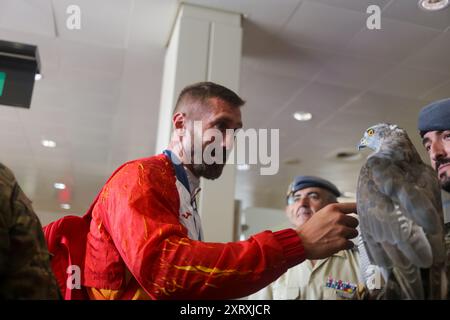 Santiago del Monte, Spagna, 12 agosto 2024: Il canoista Carlos Arevalo saluta il goshawk del reggimento Principe, cova durante l'arrivo della squadra olimpica spagnola di canoa in Spagna, il 12 agosto 2024, all'aeroporto delle Asturie, a Santiago del Monte, in Spagna. Crediti: Alberto Brevers / Alamy Live News. Foto Stock