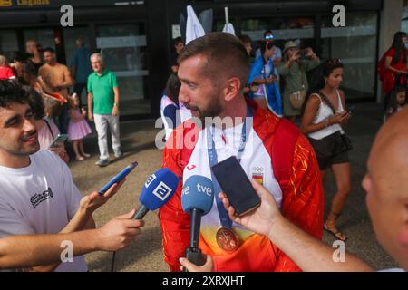 Santiago del Monte, Spagna, 12 agosto 2024: Il canoista Carlos Arevalo si rivolge ai media durante l'arrivo della squadra olimpica spagnola di canoa in Spagna, il 12 agosto 2024, all'aeroporto delle Asturie, a Santiago del Monte, Spagna. Crediti: Alberto Brevers / Alamy Live News. Foto Stock