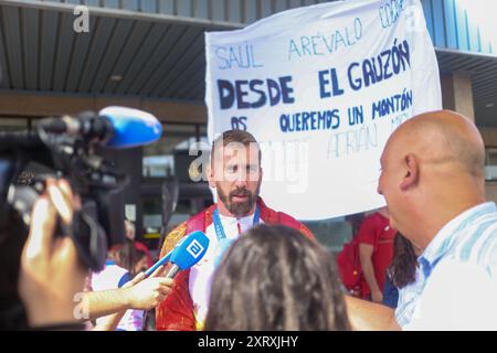 Santiago del Monte, Spagna, 12 agosto 2024: Il canoista Carlos Arevalo si rivolge ai media durante l'arrivo della squadra olimpica spagnola di canoa in Spagna, il 12 agosto 2024, all'aeroporto delle Asturie, a Santiago del Monte, Spagna. Crediti: Alberto Brevers / Alamy Live News. Foto Stock