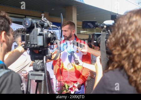 Santiago del Monte, Spagna, 12 agosto 2024: Il canoista Carlos Arevalo si rivolge ai media durante l'arrivo della squadra olimpica spagnola di canoa in Spagna, il 12 agosto 2024, all'aeroporto delle Asturie, a Santiago del Monte, Spagna. Crediti: Alberto Brevers / Alamy Live News. Foto Stock