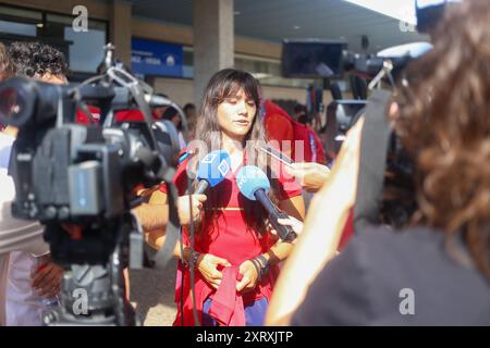 Santiago del Monte, Spagna, 12 agosto 2024: La canoista Sara Ouzande si rivolge ai media durante l'arrivo della squadra olimpica spagnola di canoa in Spagna, il 12 agosto 2024, all'aeroporto delle Asturie, a Santiago del Monte, in Spagna. Crediti: Alberto Brevers / Alamy Live News. Foto Stock