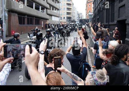 Nottingham, Regno Unito, 12 agosto 2024 le ceneri di Lemmy of Motorhead sono arrivate con una scorta motociclistica dal Bloodstock Festival a Rock City, dove saranno esposte fino alla fine del 2024 credito: Notizie Mark Rose/Alamy Live Foto Stock