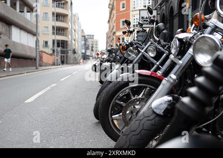 Nottingham, Regno Unito, 12 agosto 2024 le ceneri di Lemmy of Motorhead sono arrivate con una scorta motociclistica dal Bloodstock Festival a Rock City, dove saranno esposte fino alla fine del 2024 credito: Notizie Mark Rose/Alamy Live Foto Stock