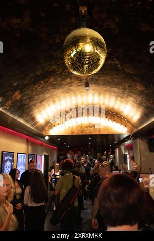 Nottingham, Regno Unito, 12 agosto 2024 le ceneri di Lemmy of Motorhead sono arrivate con una scorta motociclistica dal Bloodstock Festival a Rock City, dove saranno esposte fino alla fine del 2024 credito: Notizie Mark Rose/Alamy Live Foto Stock