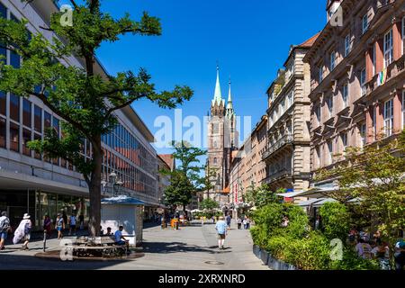 Nürnberg Stadtblick Blick entlang der Fußgängerzone in der Königstraße, vorbei am ehemaligen Gebäude von Galeria Karstadt Kaufhof, a Richtung Lorenzkirche. DAS Kaufhaus wurde vor kurzem von der Stadt Nürnberg erworben. Nürnberg Bayern Deutschland *** Norimberga vista sulla città Vista lungo la zona pedonale di Königstraße, dopo l'ex edificio Galeria Karstadt Kaufhof, in direzione di Lorenzkirche il grande magazzino è stato recentemente acquistato dalla città di Norimberga Norimberga Baviera Germania 20240812-6V2A6295 Foto Stock