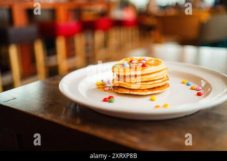 Soffice pila di pancake con decorazioni colorate Foto Stock