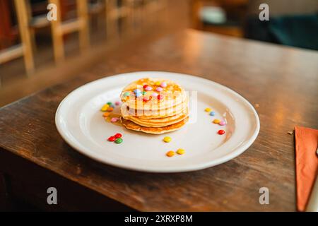 Pila di pancake morbidi con miele e focaccine di cioccolato Foto Stock