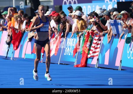 Parigi, Ile de France, Francia. 11 agosto 2024. Camila RICHARDSSON (fin) chiude la maratona femminile durante i Giochi Olimpici estivi di Parigi 2024 davanti a Invalides. (Credit Image: © David G. McIntyre/ZUMA Press Wire) SOLO PER USO EDITORIALE! Non per USO commerciale! Foto Stock