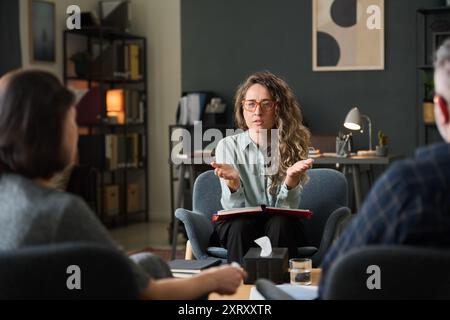 Discussione delle strategie di lavoro in un ambiente d'ufficio moderno Foto Stock