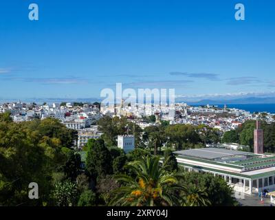Tangeri medina con la Spagna all'orizzonte lontano Foto Stock