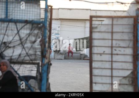 I palestinesi sfollati hanno installato le loro tende sulla Salah al-DIN Highway a est della città di Deir al Balah a sud i palestinesi sfollati hanno installato le loro tende sulla Salah al-DIN Highway a est della città di Deir al Balah, nella Striscia di Gaza centrale, 12 agosto 2024. Più di 39.000 palestinesi e più di 1.400 israeliani sono stati uccisi, secondo il ministero della salute palestinese e l'IDF delle forze di difesa israeliane, da quando i militanti di Hamas hanno lanciato un attacco contro Israele dalla Striscia di Gaza il 7 ottobre 2023, e le operazioni israeliane a Gaza e in Cisgiordania che l'hanno seguita. Foto di Omar Ashtawy apaimages Dair EL-Balah Foto Stock