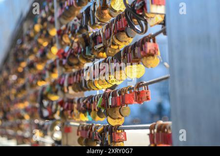 Lubiana: Amate i lucchetti nel Butcher's Bridge. Slovenia Foto Stock