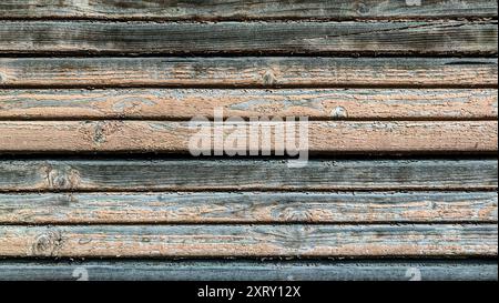 Tavole di legno marroni con vecchia vernice sbucciante, vista dall'alto orizzontale a telaio intero. Foto texture di sfondo Foto Stock