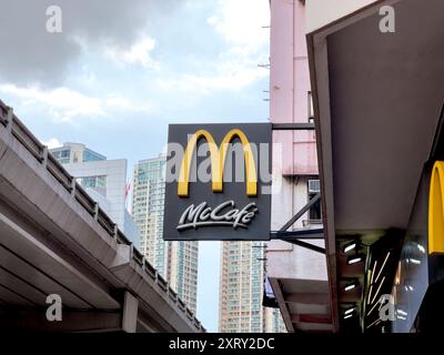 Hong Kong, Cina - 20 settembre 2023. Cartello ristorante McDonald's. McDonald's è un'azienda americana di fast food. Foto Stock