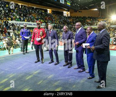 Il presidente della transizione, Brice Clotaire Oligui Nguema durante l'apertura del dialogo Nazionale inclusivo al Palais des Sports di Libreville, 2 aprile 2024. Foto Stock