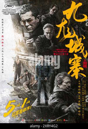 Twilight of the Warriors: Walled in (2024) diretto da Soi Cheang e interpretato da Louis Koo, Sammo Kam-Bo Hung e Richie Jen. Un giovane tormentato Chan Lok-kwun mentre entra accidentalmente nella città murata, scopre l'ordine in mezzo al suo caos e impara importanti lezioni di vita lungo la strada. Poster di Hong Kong ***SOLO PER USO EDITORIALE***. Credito: BFA / Media Asia Distribution Foto Stock