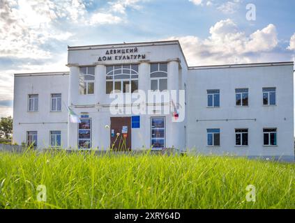 Voronezh, Russia - 02 agosto 2023: La costruzione della casa della cultura nel villaggio di Devitsa, regione di Voronezh Foto Stock