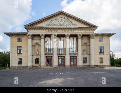 Voronezh, Russia - 2 agosto 2023: Costruzione del Palazzo della Cultura, villaggio di Strelitsa, regione di Voronezh Foto Stock