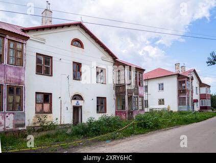 Voronezh, Russia - 2 agosto 2023: Case fatiscenti in via Sovetskoi, villaggio di Devitsa, regione di Voronezh Foto Stock