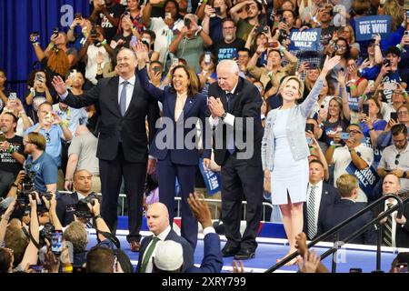 Doug Emhoff, candidato alla presidenza democratica, il vicepresidente degli Stati Uniti Kamala Harris, il governatore del Minnesota Tim Walz e Gwen Walz appaiono sul palco durante una manifestazione elettorale al Liacouras Center della Temple University il 6 agosto 2024 a Philadelphia, Pennsylvania. Foto Stock