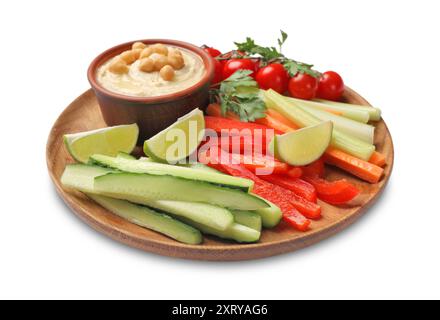 Gustoso hummus fatto in casa con ceci e verdure diverse isolate su bianco Foto Stock