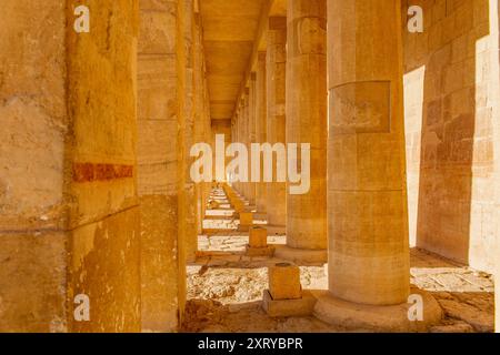 Ammira le colonne torreggianti e gli intricati geroglifici che adornano l'interno del tempio funerario di Hatshepsut. Questo spazio sacro è stato progettato Foto Stock