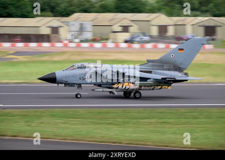 L'Aeronautica militare tedesca Panavia, Tornado, parte il giorno delle partenze al Royal International Air Tattoo Foto Stock