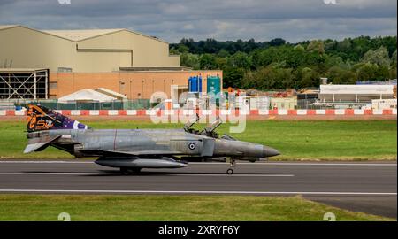 L'Hellenic Air Force F-4E Phantoms parte il giorno delle partenze presso il Royal International Air Tattoo Foto Stock