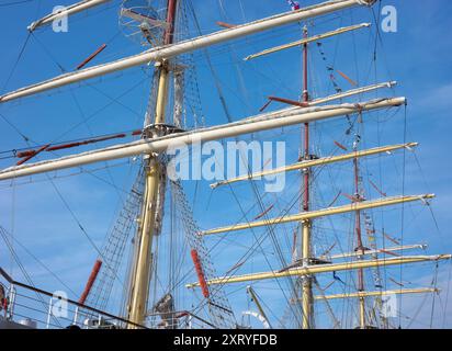 La nave alta si muove contro il cielo. Foto Stock