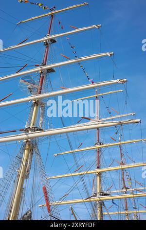 La nave alta si muove contro il cielo. Foto Stock