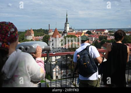 Tallinn, Estonia - 24 luglio 2024: Turisti nella città vecchia di Tallinn, Estonia. Foto Stock