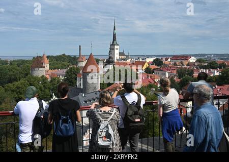 Tallinn, Estonia - 24 luglio 2024: Turisti nella città vecchia di Tallinn, Estonia. Foto Stock