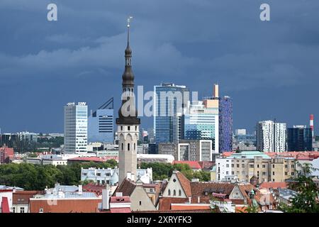 Tallinn, Estonia - 24 luglio 2024: Edifici medievali e moderni a Tallinn, Estonia. Foto Stock