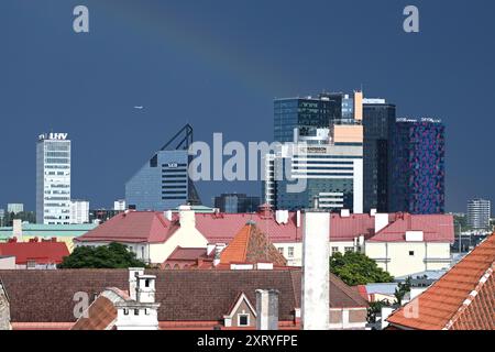 Tallinn, Estonia - 24 luglio 2024: Edifici medievali e moderni a Tallinn, Estonia. Foto Stock